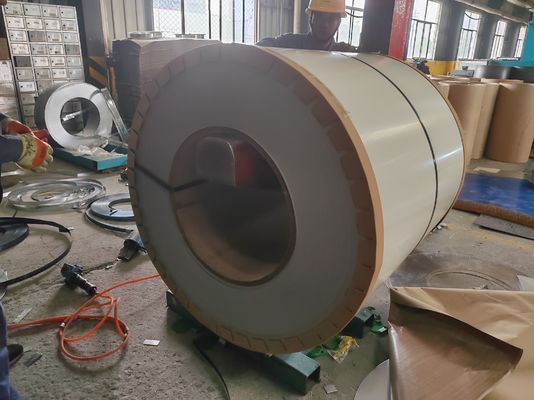 kopen 1250mm Voorgelakte Kleurstaalrol met 180-320MPa Vloeigrens en PE / SMP / HDP / PVDF Coating voor Buitenpanelen online manufacture