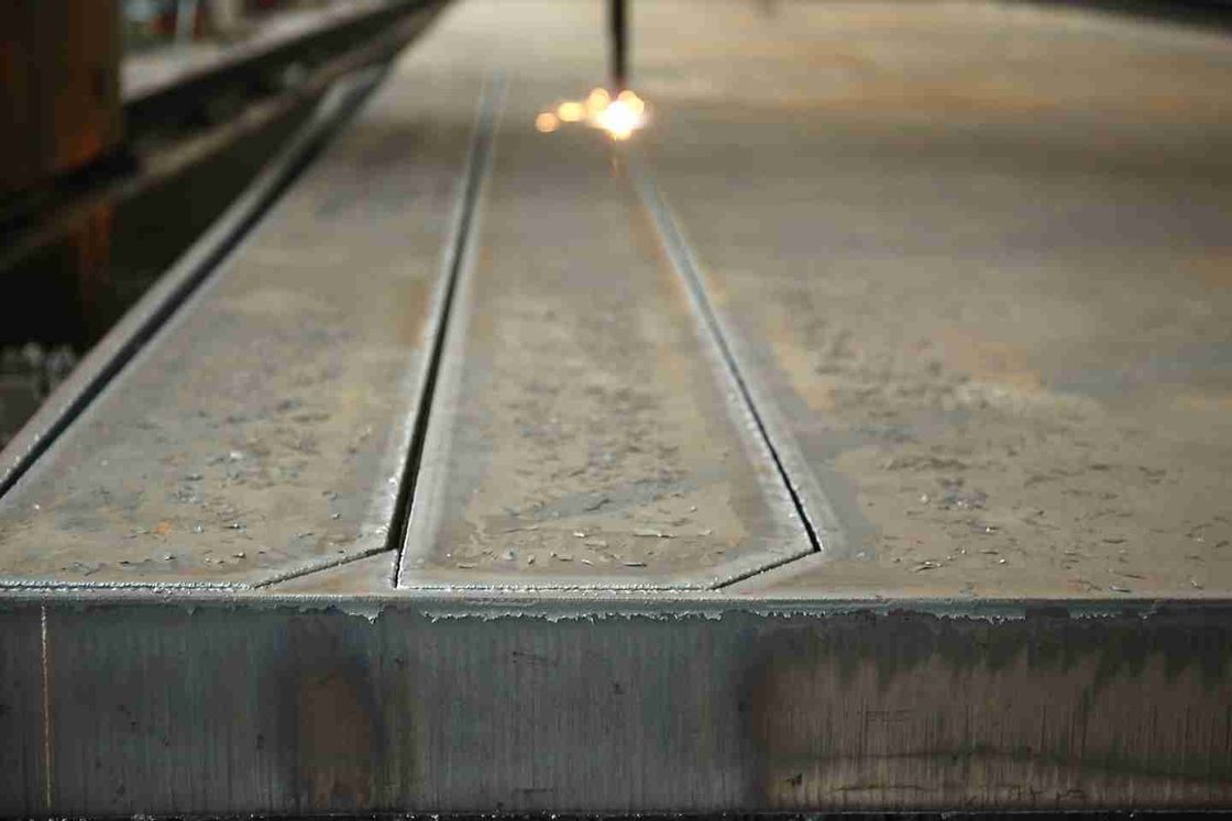 Hoogprecisielasersnijden van delen van staalplaten voor machines voor het snijden van metaal en industriële apparatuur