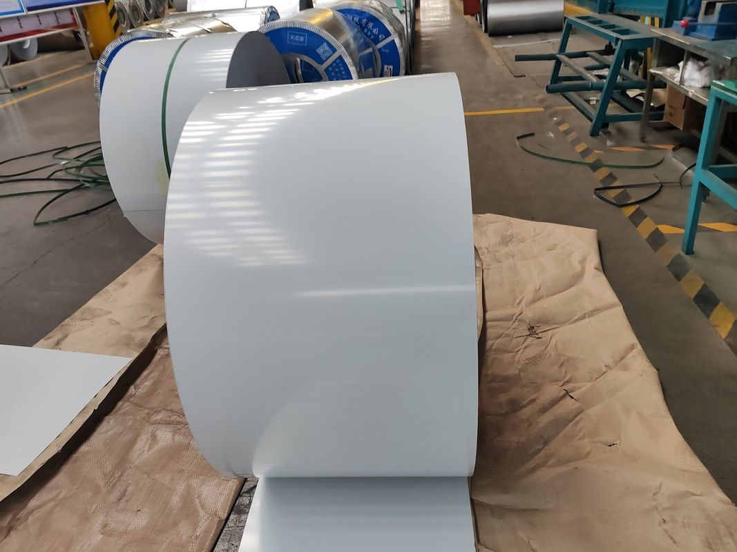 2/1 Voorgeverfde kleurenstaal spoel met 515 μm achterverf en 700 1250 mm breedte voor daken en panelen