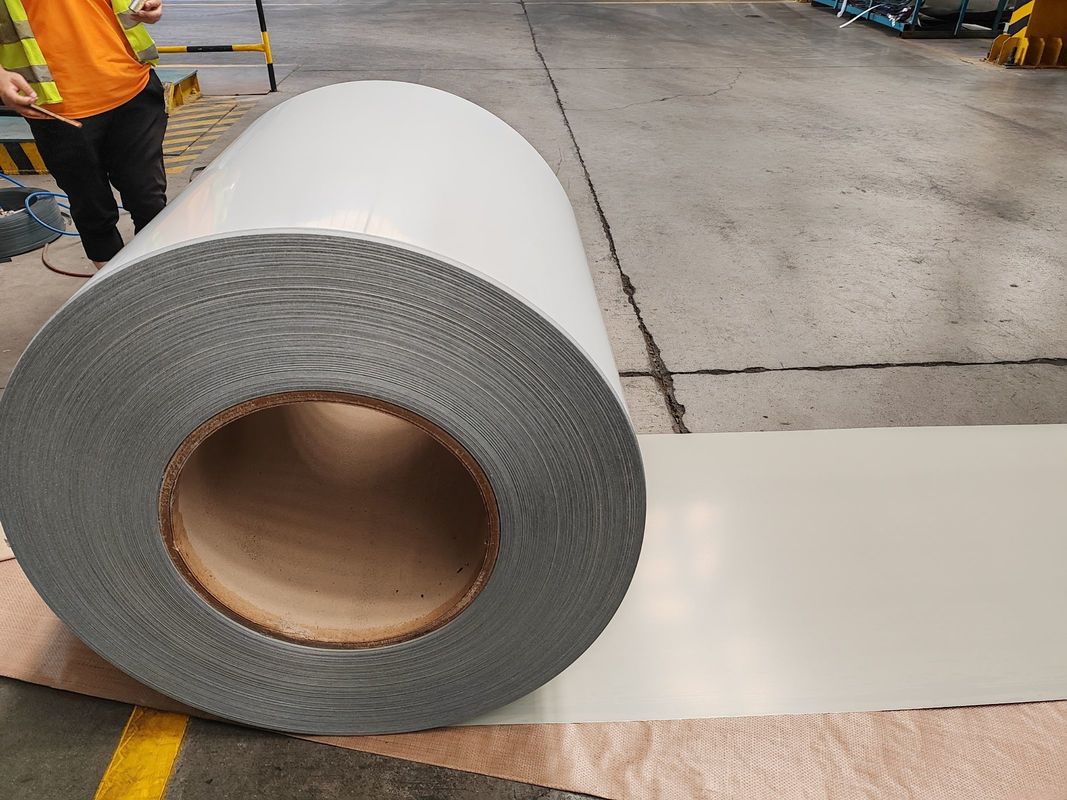 2/1 Voorgeverfde kleurenstaal spoel met 515 μm achterverf en 700 1250 mm breedte voor daken en panelen