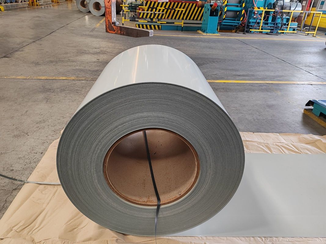 2/1 Voorgeverfde kleurenstaal spoel met 515 μm achterverf en 700 1250 mm breedte voor daken en panelen