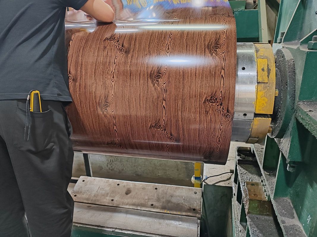 PVDF Voorgelakte Kleurenstaalrol 700–1250 mm Breed met 180–320 MPa Vloeigrens voor Bouwpanelen en Exterieur Beplating