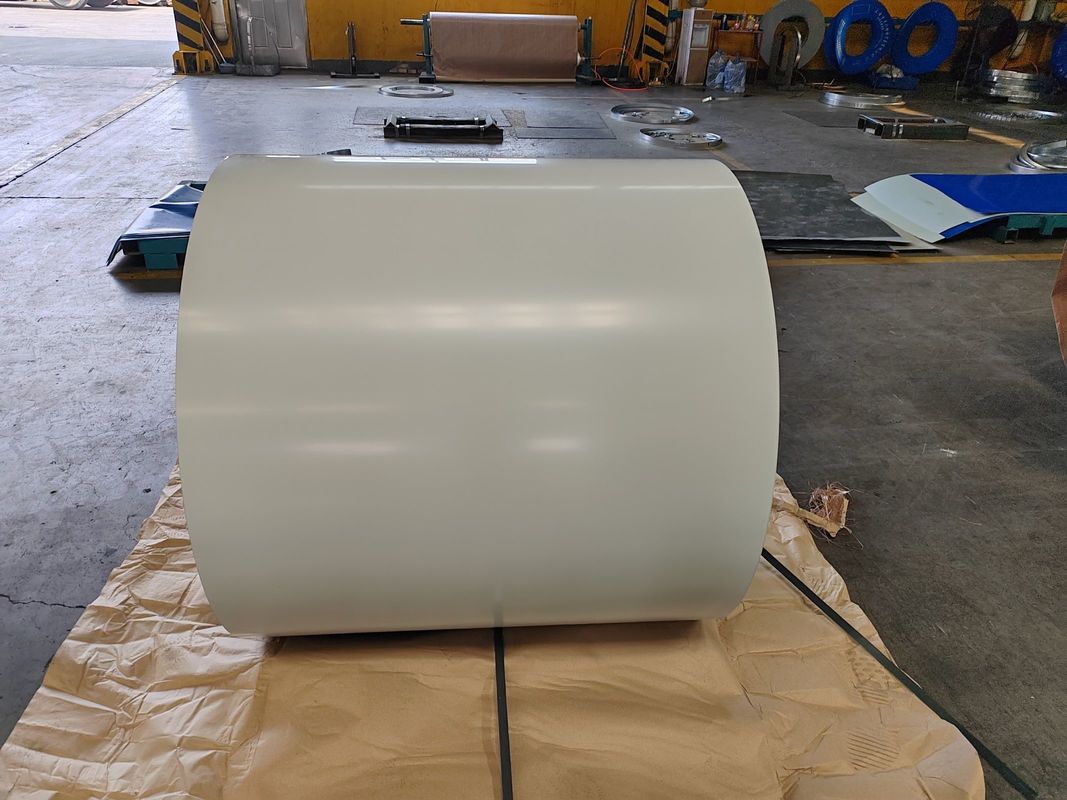 PVDF Voorgelakte Kleurenstaalrol 700–1250 mm Breed met 180–320 MPa Vloeigrens voor Bouwpanelen en Exterieur Beplating