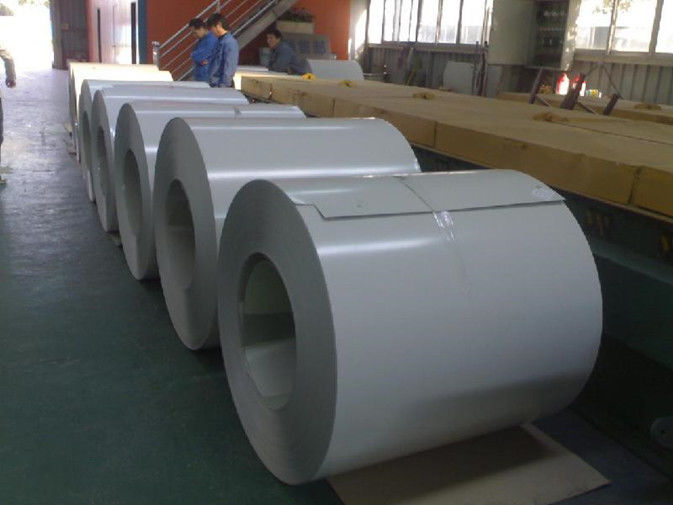 JIS G3312 DX51D+Z Voorgeverfde kleuren staal spoelen 0,12 ∼1,20 mm 700 ∼1250 mm voor daken en gebouwpanelen
