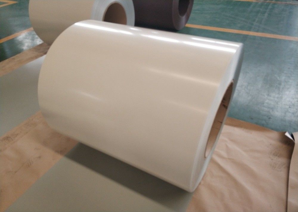 JIS G3312 PPGI Voorgelakte Kleurenstaalrol met 1000 mm Breedte en 10–20 µm Topcoating voor Dakbedekking en Constructiepanelen
