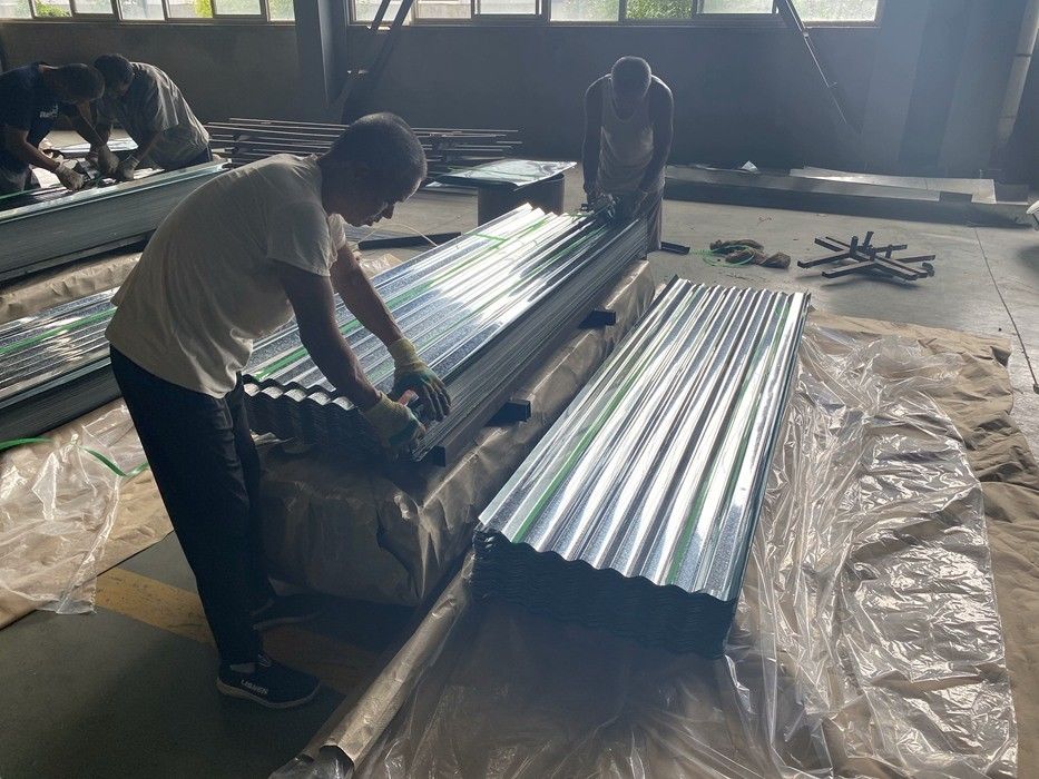 G550 gegolfde gegalvaniseerde dakplaat met een zinkcoating van 40 ‰ 275 g/m2 en een effectieve breedte van 1050 mm voor dak- en wandsystemen